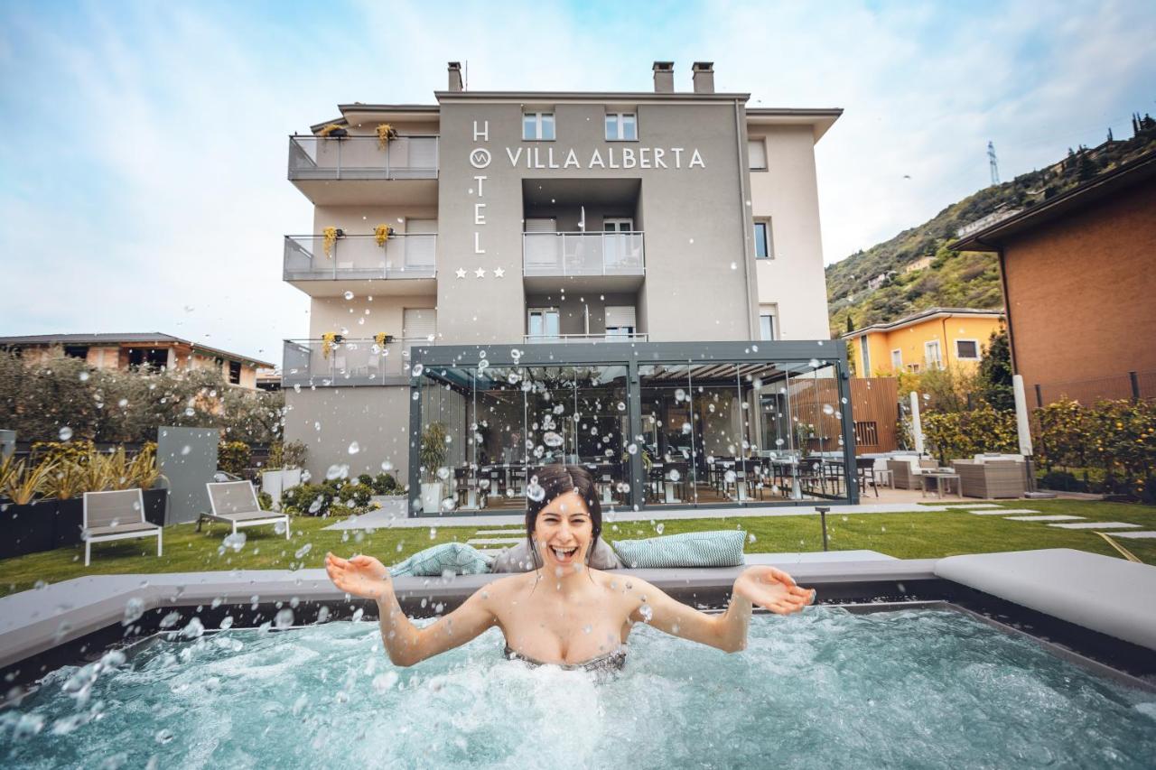 נאגו Hotel Villa Alberta מראה חיצוני תמונה